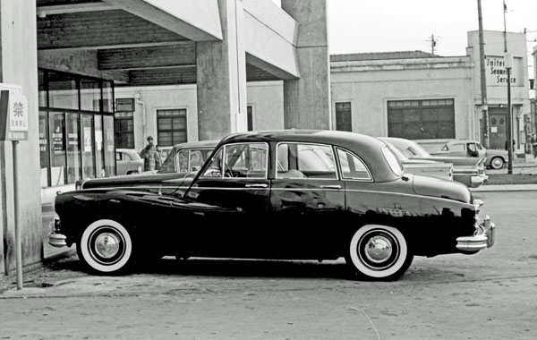 58-2b (066-17) 1958-62 Daimler Majestic 4dr Saloon.jpg